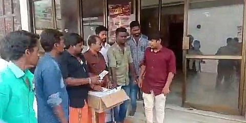 பிகில் படம் பார்க்க வருபவர்களுக்கு விதைப்பந்து : விஜய் ரசிகர்கள் அசத்தல்