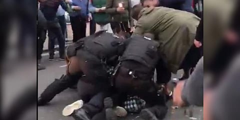 நகைக்கடை கொள்ளையனை நடுரோட்டில் சரமாரியாகத் தாக்கிய மக்கள்!