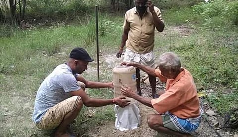 மூடப்படாத ஆழ்துளைக் கிணறு குறித்த ஃபேஸ்புக் பதிவு: உடனடியாக நடவடிக்கை எடுத்த நண்பர்கள்..!