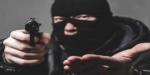 காதலிகளுக்கு அன்பளிப்பு வழங்க ஐபோன் திருடிய இளைஞர்கள்