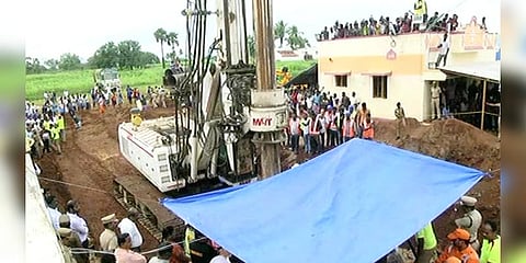 குழிக்குள் இறங்கி குழந்தையை மீட்கப் போகும் 3 வீரர்கள்!