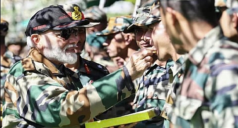 ராணுவ வீரர்களுக்கு இனிப்பு ஊட்டிய பிரதமர் மோடி - வீடியோ