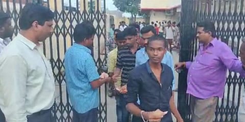 அதிக கட்டணம் வசூல் செய்த தியேட்டர் - பணத்தை திருப்பிக்கொடுக்க வைத்த சார் ஆட்சியர்