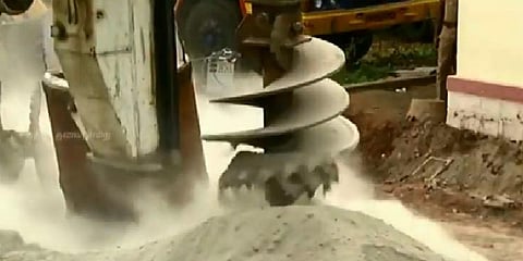இரண்டாவது இயந்திரத்தில் பழுது: குழி தோண்டும் பணி தற்காலிகமாக நிறுத்தம்