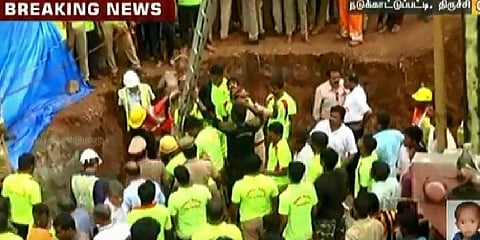 தோண்டப்பட்டக் குழிக்குள் இறங்கிய தீயணைப்பு வீரர்!