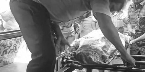 பட்டப்பகலில் வாலிபர் வெட்டிக்கொலை - சென்னை பாடியில் கொடூரம்