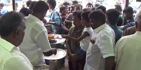 தீபாவளிக்காக ‘5 பைசா’ பிரியாணி - அலைமோதிய மக்கள் கூட்டம்