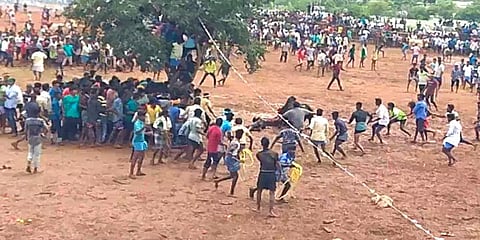 தீபாவளிக்காக நடத்தப்பட்ட மஞ்சுவிரட்டு - மாடு முட்டியதில் இளைஞர் உயிரிழப்பு