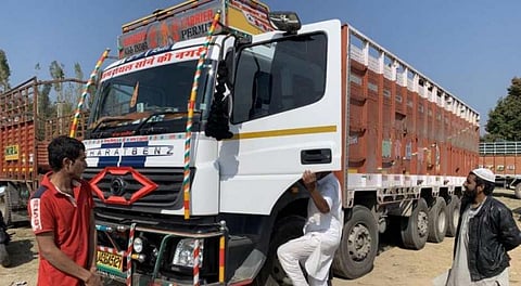 கொல்லப்படும் லாரி ஓட்டுநர்கள்: ஜம்மு காஷ்மீரில் பயங்கரவாதிகள் தாக்குதல் !