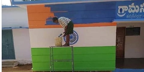 தேசியக் கொடியை அழித்து ஒய்.எஸ்.ஆர் காங்கிரஸ் கட்சி வண்ணம் பூச்சு