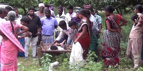 தேனீக்கள் தாக்கியதால் தண்ணீர் தொட்டியில் தவறி விழுந்து முதியவர் உயிரிழப்பு
