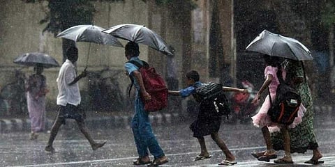 பள்ளி விடுமுறை தாமதமாக அறிவிப்பு: தவிக்கும் மாணவர்கள்!