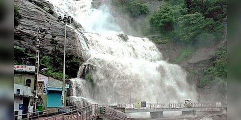 குற்றால அருவிகளில் குளிக்க 2-ஆவது நாளாக தடை நீடிப்பு