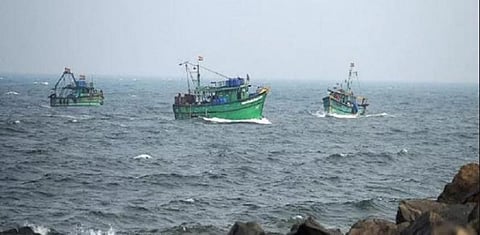 கடலுக்குள் சிக்கித் தவிக்கும் 60 மீனவர்கள்! மீட்க உறவினர்கள் கோரிக்கை..!