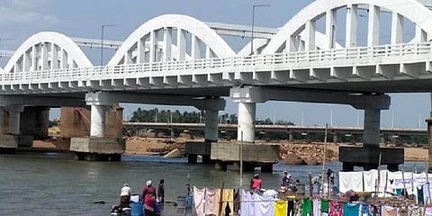 மாணவனை ஆற்றில் வீசி, மாணவியிடம் தவறாக நடக்க முயற்சி