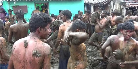 தீபாவளி திருநாளையொட்டி விநோத சாணியடி திருவிழா