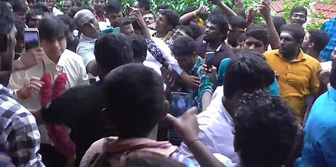 முத்துராமலிங்க தேவருக்கு நடிகர் கார்த்திக் அஞ்சலி : ரசிகர்கள் சூழ்ந்ததால் தள்ளுமுள்ளு