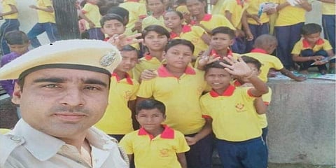 கையேந்தி நின்ற பிள்ளைகளின் கல்விக் கண்ணை திறந்த காவல் அதிகாரி