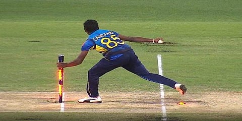 'ஒரு கையில் பந்து இன்னொரு கையில் ஸ்டெம்ப்' சிரிப்பை ஏற்படுத்திய ரன் அவுட் முயற்சி - வீடியோ