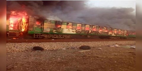 பாகிஸ்தான்: எக்ஸ்பிரஸ் ரயிலில் தீ விபத்து: 16 பேர் உயிரிழப்பு
