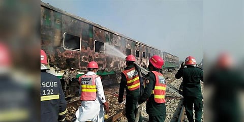 பாகிஸ்தான் ரயிலில் தீ: உயிரிழந்தோர் எண்ணிக்கை 74 ஆக அதிகரிப்பு