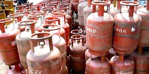 மானியமற்ற வீட்டு உபயோக சிலிண்டர் விலை உயர்வு