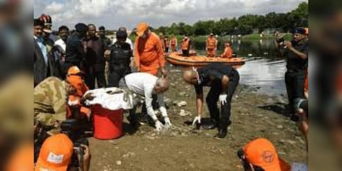 கூவம் கரைப்பகுதியை தூய்மை செய்த தேசிய பேரிடர் மீட்புக் குழு