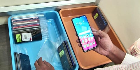 பயன்படுத்தப்பட்ட போன்களை வாங்கி விற்பனை - கோவை இளைஞர்களின் புதிய முயற்சி