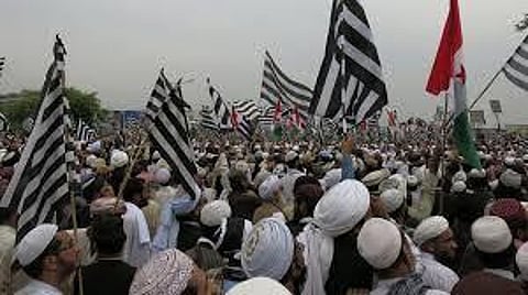 இம்ரான் கானுக்கு வலுக்கும் எதிர்ப்பு: தீவிரமடையும் போராட்டம்