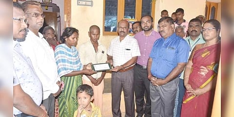 ரூ.10 லட்சம் காசோலையை சுஜித் பெற்றோரிடம் வழங்கினார் ஆட்சியர்