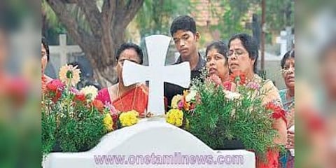 கல்லறை திருநாளையொட்டி முன்னோர்களுக்கு கிறிஸ்தவர்கள் அஞ்சலி