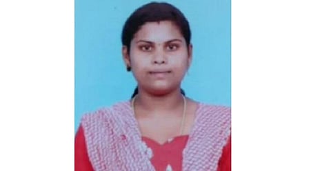 போலீசாரால் விபத்தில் சிக்கிய இளம்பெண் : சிகிச்சை பெற்று வீடு திரும்பி தற்கொலை