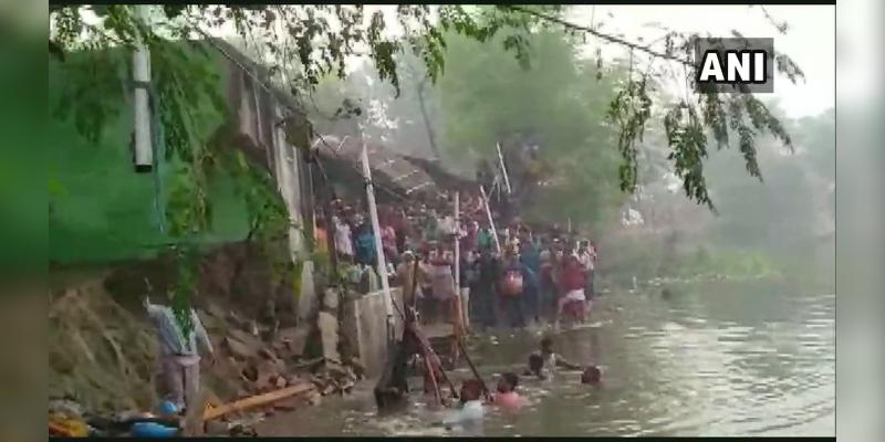 சாத் பூஜையில் பரிதாபம்: கோயில் சுவர் இடிந்து 2 பெண்கள் உயிரிழப்பு