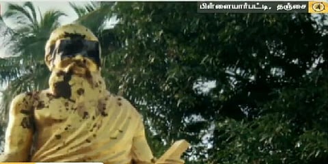 தஞ்சையில் திருவள்ளுவர் சிலை மீது சாணம் பூசிய மர்ம நபர்கள்..! போலீஸ் விசாரணை