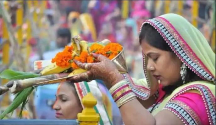 ஆற்றுக்குள் 15 மணி நேரம் நின்று சாத் பூஜை செய்த பெண்!