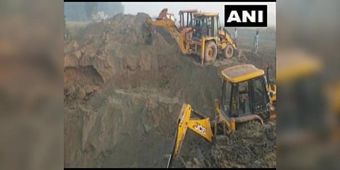 50 அடி ஆழ்துளைக் கிணற்றில் சிக்கியுள்ள சிறுமி: மீட்கும் பணி தீவிரம்