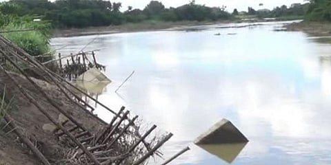 ‘20 லட்சத்தில் தடுப்பு சுவர்.. 6 மாதத்தில் இடிந்தது’ - கிராம மக்கள் வேதனை