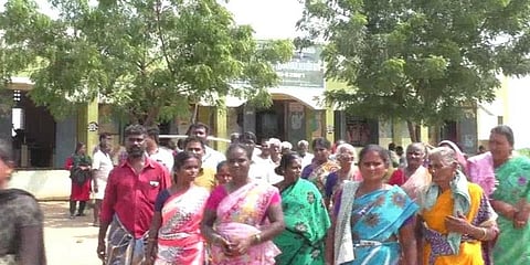 ‘குடித்துவிட்டு பள்ளி வளாகத்திலே பாட்டில்களை உடைக்கிறார்கள்’ - ‘குடி’மகன்கள் மீது புகார்