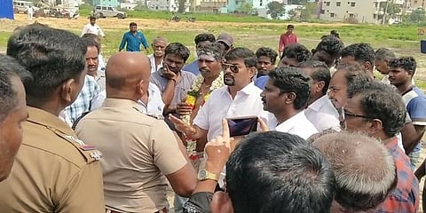 “சுடுகாட்டை காணோம்” - அதிகாரிகளுடன் வாக்குவாதத்தில் ஈடுபட்ட கிராம மக்கள்