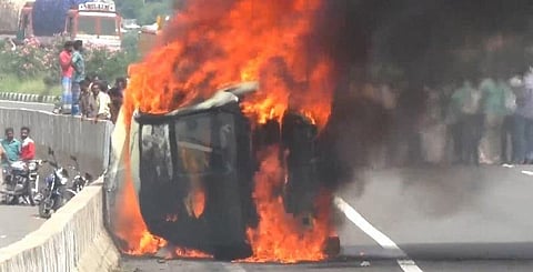 டயர் வெடித்து விபத்து : நடுரோட்டில் தீப்பற்றி எரிந்த கார்