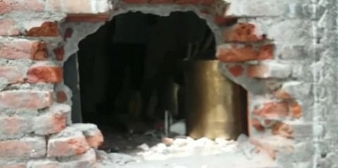 சுவரை ஓட்டை போட்டு நகைக்கடையில் கொள்ளை