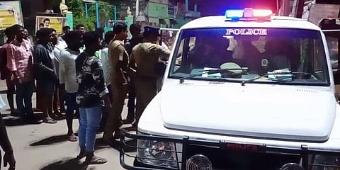 மதுபோதையில் சாலையில் செல்வோரை கத்தியால் வெட்டிய வாலிபர்