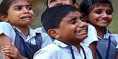 “எங்களுக்கு அம்ரிதா டீச்சர் வேணும்” - கதறித் துடித்த மாணவ மாணவிகள்