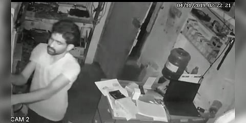 காரில் வந்து கடையின் பூட்டை உடைத்து திருடிச் சென்ற நபர்கள்..! - சிசிடிவியில் அம்பலம்