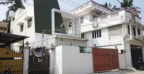 கதவை திறந்து வைத்து தூங்கிய பெண் : பீரோவில் இருந்த நகைகளை துடைத்து எடுத்துச் சென்ற திருடர்கள்