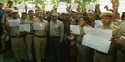 “எங்களுக்கு பாதுகாப்பு தாருங்கள்” - போராட்டத்தில் குதித்த போலீசார்