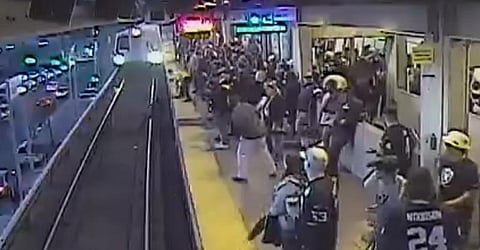 தண்டவாளத்தில் விழுந்து அதிர்ஷ்டவசமாக உயிர்தப்பிய நபர் : வீடியோ