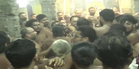 பிரபந்தம் பாடுவதில் போட்டி - வடகலை, தென்கலை பிரிவினரிடையே வாக்குவாதம், கைகலப்பு