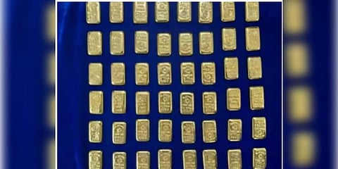 விமானத்தின் கழிவறைக்குள் பதுக்கப்பட்ட 5 கிலோ தங்கம் கண்டுபிடிப்பு