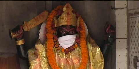 காற்று மாசு: விழிப்புணர்வுக்காக சாமி சிலைகளுக்கு முகக்கவசம் அணிவித்த கோயில் நிர்வாகம்!